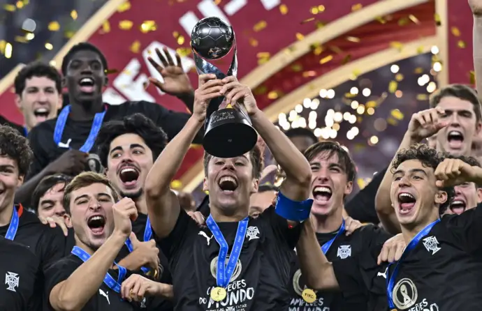 Seleção nacional de futebol de sub-17 a celebrar com a taça do campeonato.