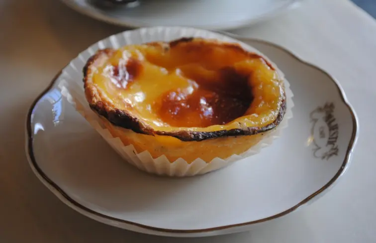 Pastel de nata num prato de sobremesa