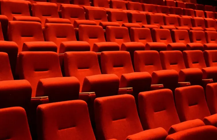 Cadeiras vermelhas de uma sala de cinema