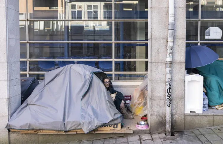 Imagem de sem-abrigo recolhido na tenda montada na rua