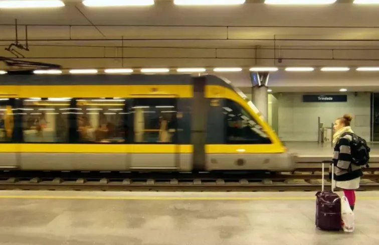 Veículo do metro do Porto na estação Trindade