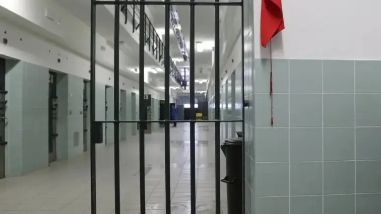 Interior de um estabelecimento prisional 