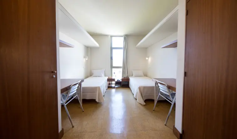 Quarto de dois estudantes universitários