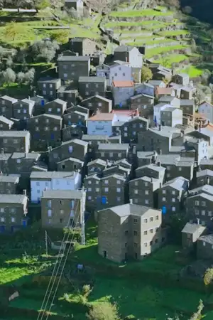 Piódão: lições do Fogo. A Aldeia Histórica rodeada pelas chamas