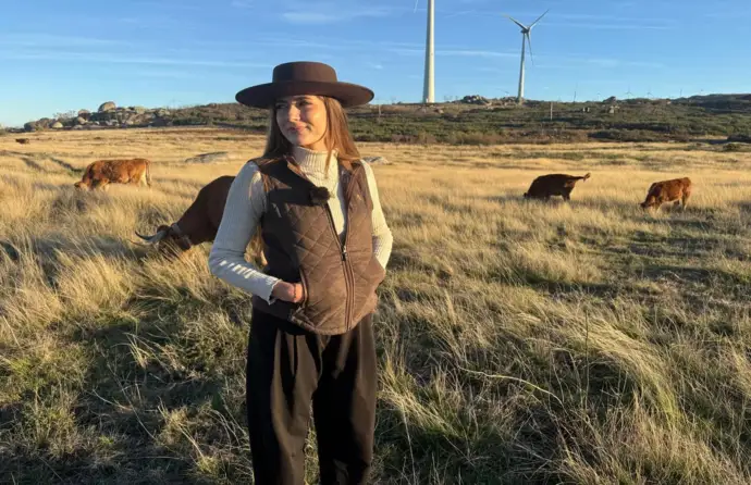 Sabrina Saraiva no terreno onde o gado que cria, a vaca de raça Arouquesa, pasta durante o dia.