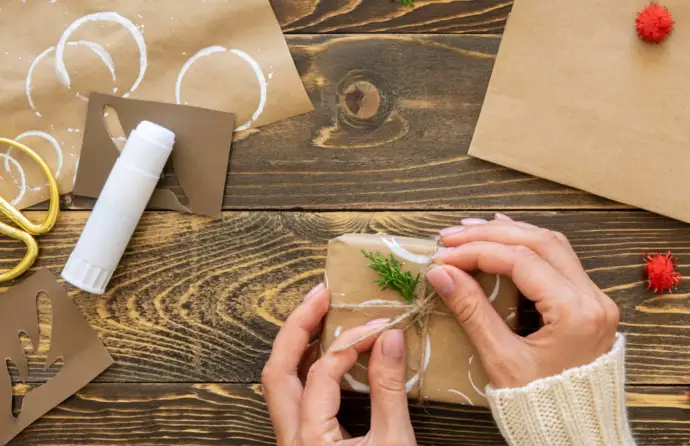 Embrulhos de Natal feitos em casa, com materiais reutilizados. 