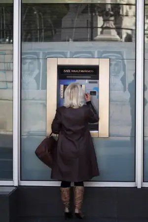 Pessoa usa caixa multibanco