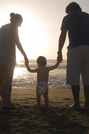Imagem de uma família junto à praia