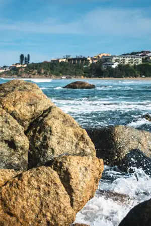 Costa marítima rochosa