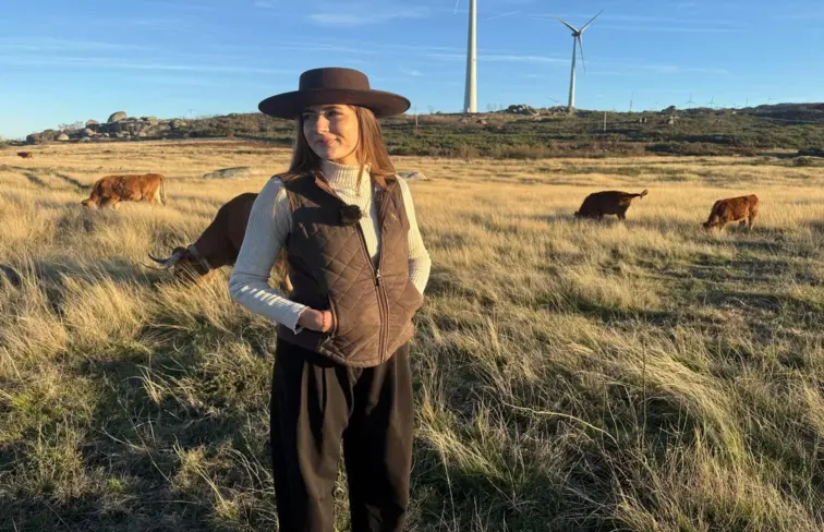 Sabrina Saraiva no terreno onde o gado que cria, a vaca de raça Arouquesa, pasta durante o dia.